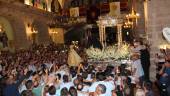 TRASLADO. La Virgen de la Cabeza es transportada desde su camarín hasta las andas para ser portada por los miembros de la Asociación Mariana de Anderos al exterior de la basílica.