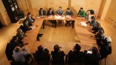 MESA DE TRABAJO. Reunión de los alcaldes de la plataforma por la autovía en el grupo parlamentario del PSOE. 