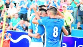 ALEGRÍA. Los jugadores del Linares Deportivo se abrazan durante la celebración de uno de los tantos.