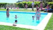 VERANO. Ciudadanos se bañan en la piscina pequeña del Tomillo.