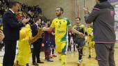 homen aje. El cuadro técnico y la plantilla del Levante hacen el pasillo de honor al Jaén Paraíso Interior FS.