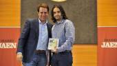 El concejal de Juventud del Ayuntamiento de Jaén, Manuel Heras, con Carlos Aceituno, tras la entrega del premio. 