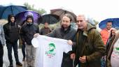 PODEMOS. Pablo Iglesias y Diego Cañamero posan con una camiseta que pide la libertad de Andrés Bódalo.