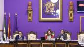 VACÍO. Reyes Chamorro preside el pleno, en una ausencia del alcalde. 