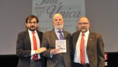 El diputado de Cultura y Deportes, Juan Ángel Pérez, entrega el galardón a Antonio Ureña y Jerónimo Vera.