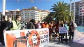 CONCENTRACIÓN. Representantes de la coordinadora provincial No a la Caza (NAC), junto con algunos de los participantes en la manifestación.