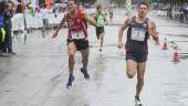 CARRERA MASCULINA. Marc Alcalá (3) llega a la meta, mientras Sergio Jiménez esprinta para asegurar el segundo puesto.