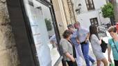 CIUDAD. Un grupo de turistas en la puerta del centro cultural Baños Árabes.