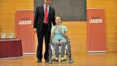 Rafael Ceballos y Laura López, tras la entrega del Premio Ejemplo de Superación, en el escenario del Aula Magna. 