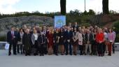 UNIÓN. Consejeros del sindicato ANPE y profesores jubilados posan para una foto de familia en el Hotel HO. 