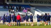 PREPARACIÓN. La plantilla del Real Jaén entrena en los terrenos de La Victoria con el apoyo de Orgullo Lagarto, que se encontraban en las gradas.