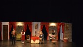 ENTREGA. Algunos de los quince actores actúan en el escenario del Infanta Leonor durante la obra con su propio decorado al fondo. 