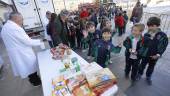 Los escolares depositan sus alimentos en la mesa puesta en la explanada de El Corte Inglés.