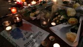 OFRENDAS. Los habitantes de Estrasburgo muestran sus condolencias.