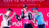 VICTORIA. De izquierda a derecha, Tom Dumoulin, Chris Froome y Miguel Ángel López Moreno celebran sus posiciones en la tabla absoluta. 