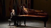 CONCENTRACIÓN. El francés Alexandre Chernokian toca el piano en la primera fase del concurso, en el Teatro “Infanta Leonor”.