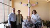 OCIO. Una familia celebra las cruces en la Residencia Fuente de la Peña.