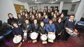 ARTISTAS . La Asociación Musical Villa de La Guardia vertebra la sociedad en el municipio. Sus integrantes posan con Juan Antonio de a Fuente, director comercial de Diario JAÉN.