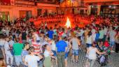 TRADICIÓN. Momento del encendido del fuego purificador en la Plaza de la Constitución. 