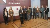 GALARDONES. Carmen Espín se dirige a los invitados en el acto de entrega de los galardones de la vigésima cuarta edición del Premio Unicaja de Artesanía.