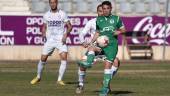 ACCIÓN. El jugador verde Pedrito controla el esférico en el encuentro ante el Real Jaén.