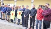 acto. José María Álvarez, Javier Márquez y Manuel Pancorbo sostienen la camiseta de la prueba, junto a los representantes de las firmas patrocinadoras.