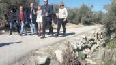 VISITA. José López, Antonio Guerrero y Rosa Ortiz pasean por el camino de Las Cabezadas junto con otros miembros de las asociaciones.