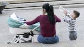 CONTRA EL CALOR. Un niño bebe agua en la Plaza de Santa María.