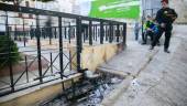 RESTOS. Un hombre y tres niños observan el estado en el que quedaron varios enseres que ardieron en la vivienda situada en la Plaza de Santiago.