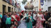 JÚBILO. Cortejo que arropó a La Morenita por el casco urbano de Marmolejo.