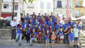 CONVIVENCIA. Personas de distintas edades, dentro del grupo que recorre las calles mientras se tremolan, entre sonido de tambores, las banderas de la patrona.