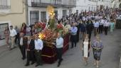 SENCILLEZ. La comitiva acompaña a la Virgen de los Remedios, patrona de Santo Tomé, por las principales calles del casco urbano.