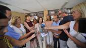 IGUALDAD. Sánchez, atiende a los periodistas, rodeada por Vega, Cruz, Gálvez y Cobo, a las puertas del colegio.