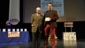 El alcalde de Canena sube al escenario para recoger el premio Jaén Única de la mano del cronista de Alcalá, Domingo Murcia. 