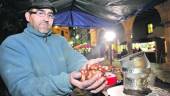 CONFLICTO. Antonio Egea, en su puesto de castañas asadas ubicado en la calle Pescadería.