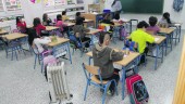 ESCOLARES. Alumnos en un aula trabajan con su profesora en un centro educativo de Jaén.