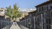 peligro. Visitantes caminan entre vallas en la calle central del Cementerio de San Eufrasio.