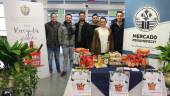 LABOR. Noelia Palacios, junto con los voluntarios de la recogida de alimentos en el mercado de Peñamefécit.