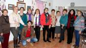 MUY ACTIVAS. Integrantes de la Asociación Cultural de Mujeres “La Llaná” de Baños, con Salvador Carmona, de Diario JAÉN.