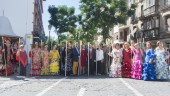 DEVOCIÓN. Representación de las cofradías de Semana Santa y un grupo de menores vestidos de angelitos acompañan al patrón durante la procesión.
