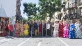 DEVOCIÓN. Representación de las cofradías de Semana Santa y un grupo de menores vestidos de angelitos acompañan al patrón durante la procesión.