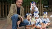 PROFESIONAL. Miguel Ángel Simón junto a varios niños en una visita a un zoológico.