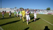 Los jugadores del Real Jaén saludan tras conseguir la victoria.