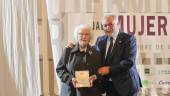 María Dominga Medina recoge el reconocimiento de manos del presidente del Colegio de Enfermería de Jaén, José Francisco Lendínez.