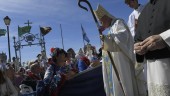 BENDICIÓN. El obispo, Amadeo Rodríguez Magro, pronuncia la homilía y bendice a los romeros. 
