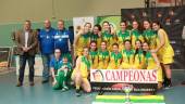 FELICIDAD. La plantilla del CAB Linares posa con las medallas y cartel de campeonas de Andalucía.