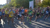 RESISTENCIA. Cientos de atletas participaron en las dos pruebas de la cita: la media maratón y la carrera popular. 