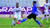 JUGADA. Cervera trata de avanzar ante la presión de Sergio Ortiz en el partido con el Linares Deportivo.