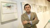 CÁDIZ. El jiennense Alfonso Rodríguez Márquez posa junto a sus acuarelas expuestas en el Colegio de Arquitectos.
