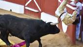 FAENA. La cogida de Alberto Lamelas en la plaza de toros de Mont de Marsan, en Francia, en el sexto toro.